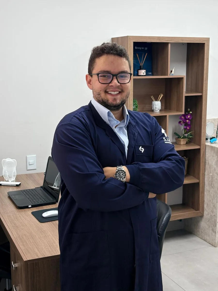 Dr. Henrique Fernandes no consultório